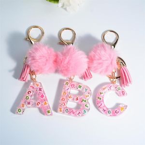 Keychains 26 Initialen Letter Key Chain With Pink Fluffy Pompom Cute Girls Bag Pendts Kleurrijke harsalfabet Keyring Charms