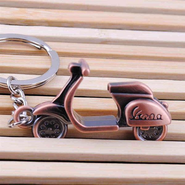 Llaveros 3D scooter bronce plateado llavero antiguo, personalidad del pedal de la motocicleta del coche