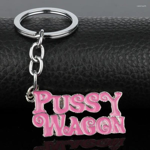 Llaveros Película de acción Kill Bill Vol.1 Pink PUSSY WAGON Letra Texto Llavero Metal Colgante Joyería Mujer Fiesta Cumpleaños Cosplay Accesorio