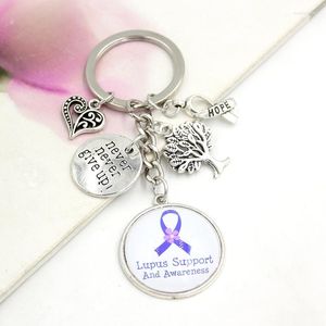 Keychains Aankomst Cabochon Purple Ribbon Lupus Awareness Keychain Sieraden geven Hope Charm nooit op Charms Key Chain Keyrings cadeau
