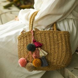 Porte-clés automne et hiver femme créative boule de fourrure porte-clés rétro style ethnique coton gland sac pendentif tissé à la main clé colorée 2526