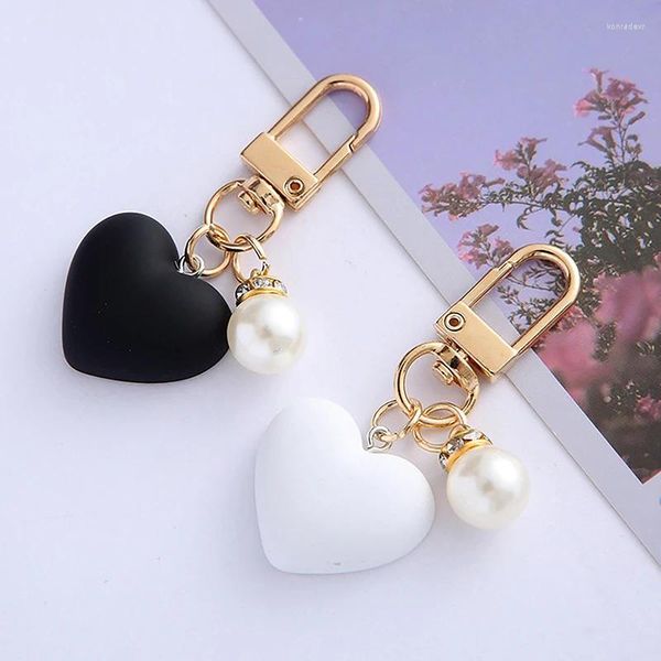 Llaveros Llavero de corazón esmerilado blanco y negro con dijes de perlas Estuche para auriculares de moda Adornos para parejas Accesorios de regalo de amistad