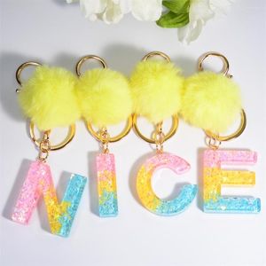 Keychains kleurgradiëntbrief charmes sleutelhanger met gele bontbal voor vrouwelijke tas ornamenten a-z hars auto sleutelhanger hanger