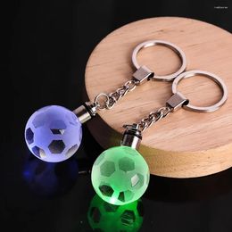 Keychains Colorful LED Light Crystal Football Key Chain Fashion Glass Ball Pendant Car Car Rague pour le fan-cadeau Sportsman préféré