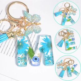 Keychains Creative Blue Little Daisy Séclées de fleurs séchées 26 lettres Butterfly Key Ring Sac pour femmes Sac de voiture Pendante