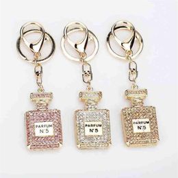 Llaveros Moda creativa Rhinestone Llavero Botella de perfume Llaveros Bolso femenino Llave del coche Colgante Línea Regalo de cumpleaños T220909317d