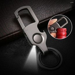 Keychains Creative Multifunctional Metal Mini Bottle Opener sleutelring met LED -lamp Kleine clipcadeaus voor mannen Auto -keten