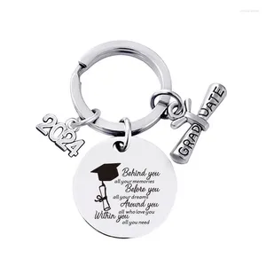 Keychains Créative en acier inoxydable Keychain 2024 Saison de remise des diplômes Gift Gerved Metal Key Ring pour les étudiants Friends Fashion Bijoux