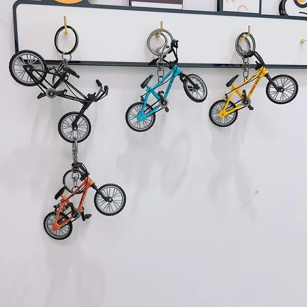 Llaveros Creativo Amarillo Bicicleta Llavero Dinámico Bicicleta Figura Anillo Estudiante Bolsa Escolar Colgante Fans deportivos Regalos Hombres Titular de coche