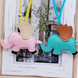 Keychains schattige kleine vliegende vleugels olifant dames pu lederen hanger hanger decoratie voor tas auto sleutelhang accessoires cadeauSkeyChains forb22