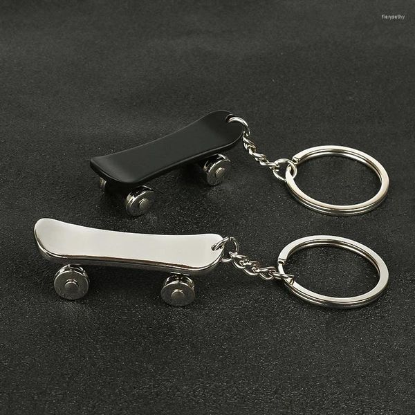 Llaves lindas mini modelo de skate keychain mujeres hombres interesante simulación scooter auto llave llave amuletos para amantes del patinaje regalos de recuerdo