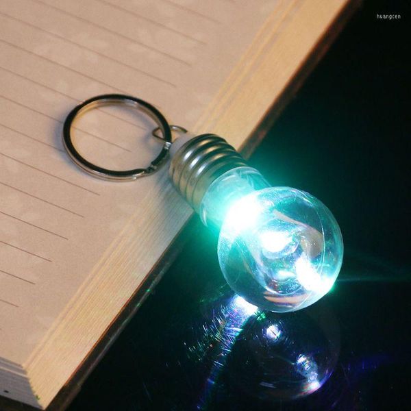 Porte-clés D7WB Mini Changement de Couleur Lampe LED Créative Ampoule Lumière Porte-clés Anneau Nuit