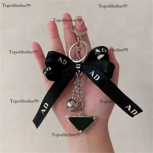 Keychains Designer Men Car Car Keychain Cars Cavyring Womens Amourat Couple de carabineur à la main Sacs de chaîne de clés Lanyards pour téléphone Original Edition