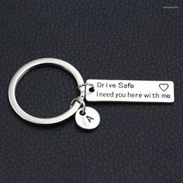 Keychains Drive Safe Ik heb je hier nodig met mij/koppels sleutelhanger/gegraveerde sleutelhanger/letters a-z sleutelhanger/echtgenoot cadeau/vriendje cadeau