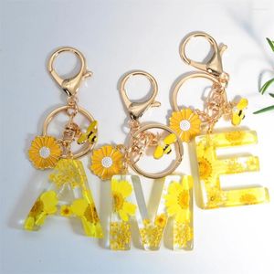 Keychains Exquisite Daisy 26 Letter Sweet Email Bloem Bee Alfabet Keyrings Naam Initiële auto Key Chains Bag Hanger -ornamenten