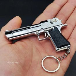 Llaveros Periféricos de juego de pistola falsa 1:3 Desert Eagle Modelo de metal completo Llavero de juguete Colgante Regalo