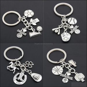 Porte-clés Accessoires de mode J'aime le football Basketball Baseball avec des chaussures de football pour sac à main de voiture Cowboy cadeau Clover Charms Ke3010