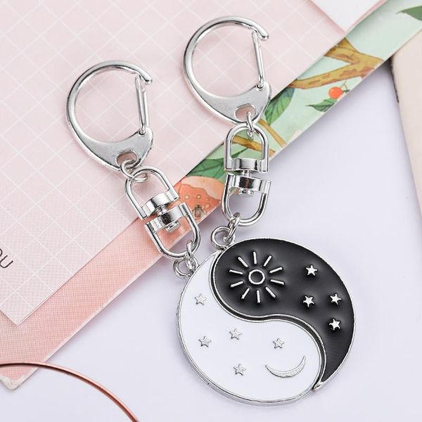 Keychains Fashion Creative Sun Star Moon Metal Pareja Keychain Amigo Accesorios de joyería Regalos para hombres y mujeres emparejados