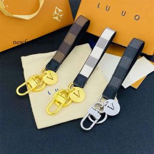 Keychains Fashion Love Gifts Lover Designer Brand Lanya para Keys New Women Men Gold Leather Car Keychain Girls Bag Patrón clásico