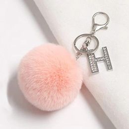 Llaveros Moda Metal Rhinestone Letra con Pink Pom Faux Rabbit Fur Ball para mujer Bolso Decoración