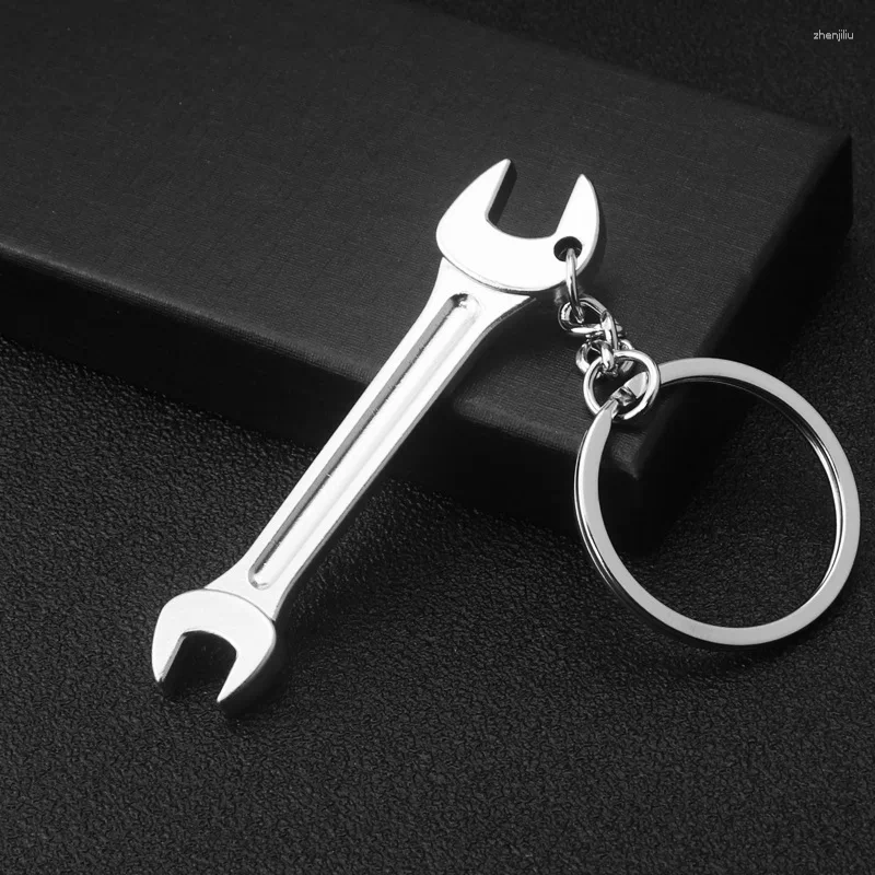 Nyckelringar för män bilväska Keyring Combination Tool Portable Mini Utility Pocket CLAP Ruler Hammer Wrench Tange Shovel