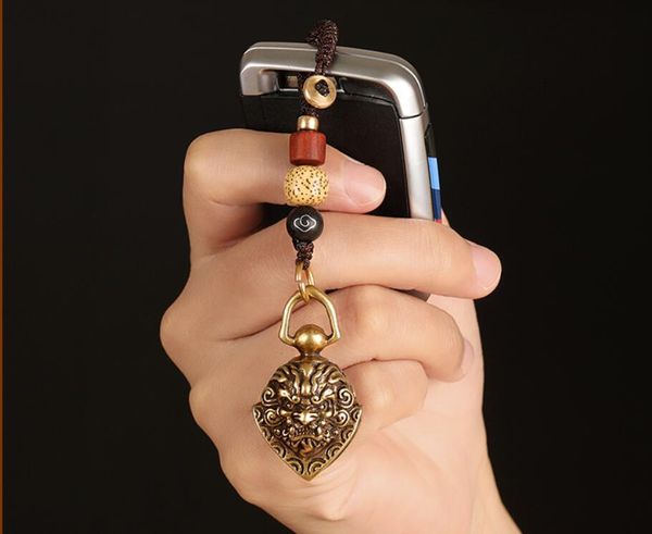 Porte-clés fait à la main en laiton pur cloche voiture porte-clés hommes et femmes personnalité créative rétro porte-clés pendentif bijoux porte-clés