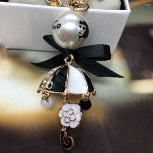 Sleutelhangers geïnspireerd ontwerp zwart witte paraplu Keychinas Camellia strik tas sleutelhanger cadeau sieraden