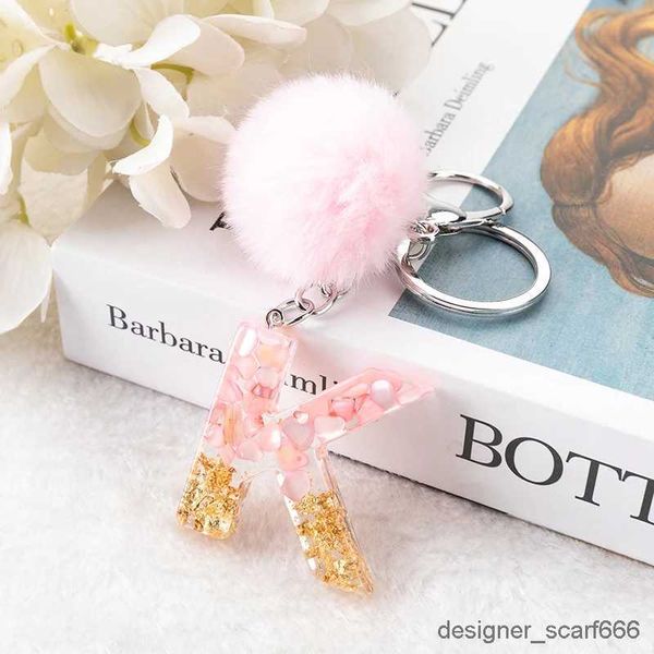 Llaves de llaves de llave 1pc letra de pompom rosa llavero inglés alfabeto llavero con bola de tope con brillo gradiente de resina espejo encantadores de bolsillo