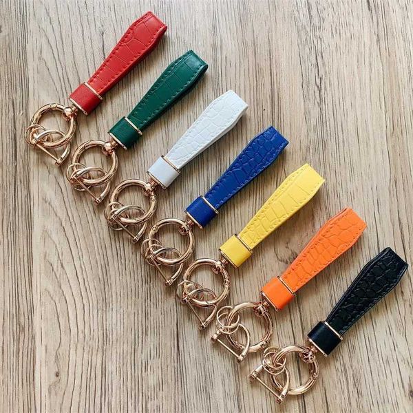 Keychains Lanyards 2023 Luxury Car Keychain Geothesine Leather Chain Pure Couleur Boucle Auto Anneau Clé ACCESSOIRES DE CAR CORT