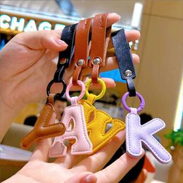 Keychains Lonyards 26 lettres Keychain Custom Made Pu Faux Leather initial Lettres anglaises Keynchain Pendant Femmes Bags Charmes Courtes J240509
