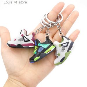 Keychains Lanyards 3D Mini Sports Shoes Keychain Mobiele telefoon Keychain Sportschoenen met geschenkdoos Geschenken Verjaardagscadeaus voor geliefden T231213