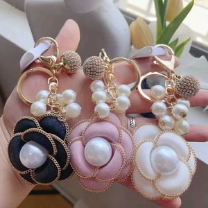 Keychains Lanyards Boutique French parfume Breeze Perle Perfume Chaîne Camellia Flower Keadchain Car Key Sac Charme Femme Girl Keyring Gift Bijoux J240509