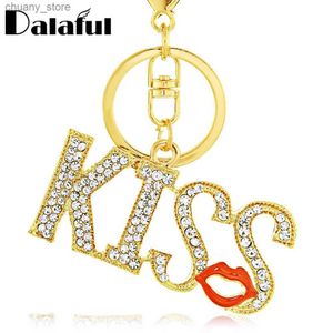 Keychains Lanyards Chic Kiss Letters Keychain Red Lippen Keyring voor vrouwen Crystal Lady Purse Handtas Bag Hanger voor auto Keychains Rings Holder K376 Y240417