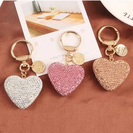 Keychains Lonyards Creative 6 Color Full Full Rhinestone Heart Key Chains Couple Peach Heart Car Keychain Femmes Hands Pendants Pendants Course Carée J240509