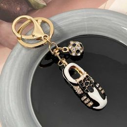 Keychains Lanyards Creative Rhinestone voetbalschoenen Keychain Mens Keychain Car Keyring Accessories Dames Bag Charm Hanger Mens Keyring Q240429