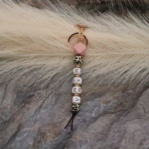 Porte-clés longes transfrontalières perlées en bois, personnalité de la mode, bracelet à pompon en velours coréen, vente en gros x0hb