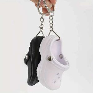 Llaves de llaves lindos encantos de zapatillas de dibujos animados para manualización de bricolaje mini zapatillas de colgante llave de bolso adornos de bolso accesorios de baratijas de automóvil