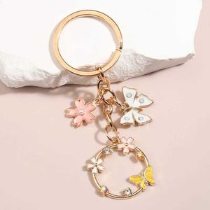 Llaves de llaves lindo esmalte de llavero mariposa sakura flor anillo de llaves llavero llave regalos de amistad para mujeres joyas hechas a mano de bricolaje