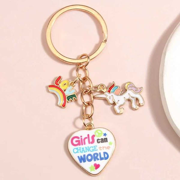 Keychains Lonyards mignons en émail porte-clés Love Rainbow Unicorn Heart Key Ring Girls Can Change the World Chains for Women Mandmade Jewelry Gifts Q240403