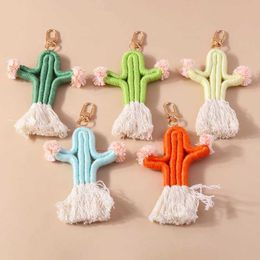 Llaves de llaves lindas llavero tejido tejido hecho a mano Cactus colgante de llaves adecuado para que las niñas decoren bolsos con regalos de joyería para niños de bricolaje Q240521