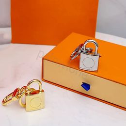 Keychains Lanyards Designer Alloy Keychain Keyring Fashion Purse Pendant Car Chain Charm Bruine Flower Mini Bag Trinket Geschenken Accessoires met Counter Gift Box