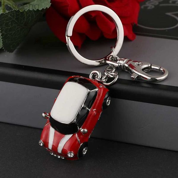 Keychains Lanyards Fashion Alloy Car Key Chain Keychain Charm Femmes Sac à main Crystal Pendant Small Luxury Model Car accessoires YSK073 D240417