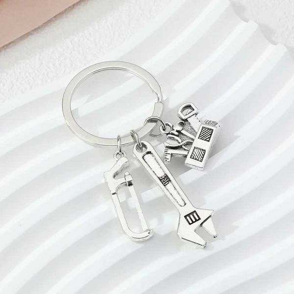 Keychains Lanyards Fashion Alloy Color Color Metal Spanner Saw Saw Tools Tools Key Rings For Men Pathers Day Gift Car Keys Decoration Q240403