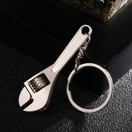 Keychains Lanyards Bijoux de mode de haute qualité Ajustement en métal ajusté outils de clé de clé Key Chain Ring Men Car clés de la voiture Keychain Trinket Creative Gift Y240510