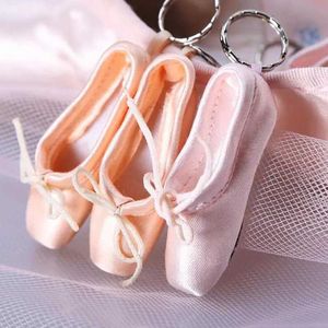 Keychains Lanyards Handgemaakte mini -balletschoenen Keychain Gift Satin Stipped School Bag BJD Doll Hanger Q240403