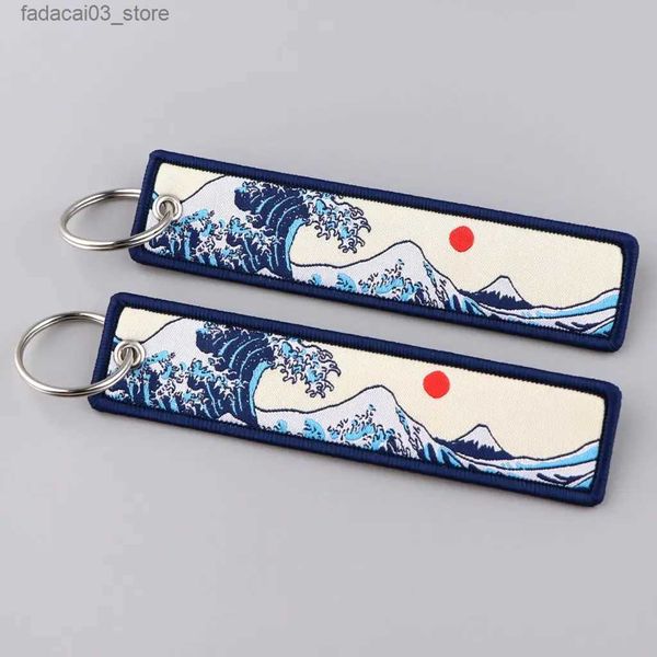 Llaveros Cordones Ondas japonesas Arte Dibujo Bordado Llaveros Mochila Etiquetas clave Motocicletas Llavero Llaveros Accesorios de cosplay Regalo Q240201