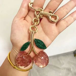 Keychains Lanyards Key Rings Coa ch Cherry Keychain Sac Charme Décoration Accessoire Pink Green High Quality Luxury Design 231218