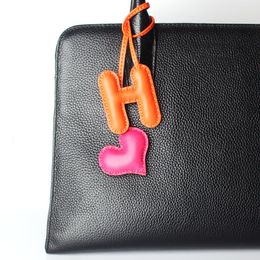 Porte-clés Longes M H W A Y Coeur De Luxe En Cuir Véritable Anglais Lettre Porte-clés Pour Voiture Sac À Dos Pendentif Porte-clés Femmes Sac Charme Accessoires 230718