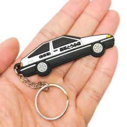 Keychains Lanyards Nieuw autoontwerp AE86 Rubbermodel Keychain Fujiwara Tofu Shop Originele D Racing Performance Accessoires Q240403