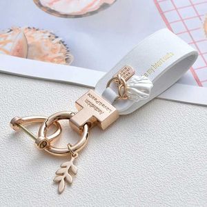 Keychains lanyards Nieuwe mode bladschelp hanger Keychain PU Leather Keyring Dames Handtouw Auto Key Telefoon Charme Stand Paar cadeauband J240509